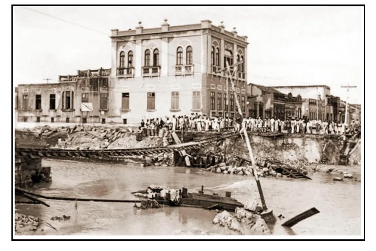 Efeitos da tromba d’água em Maceió, maio de 1949: na Avenida da Paz, a ponte do Salgadinho foi levada pela enxurrada (ao fundo, o palacete original que mais tarde seria o Hotel Atlântico)