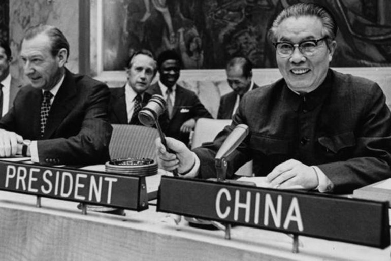 Huang Hua (1913/2010), diplomata chinês, trajado com a “Túnica de Mao”, assume o posto da China na ONU