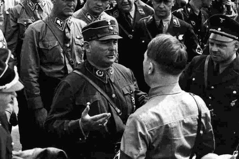 Ernst Rohm, fardado como comandante das SA, conversa com Hitler nos tempos da grande amizade entre os dois