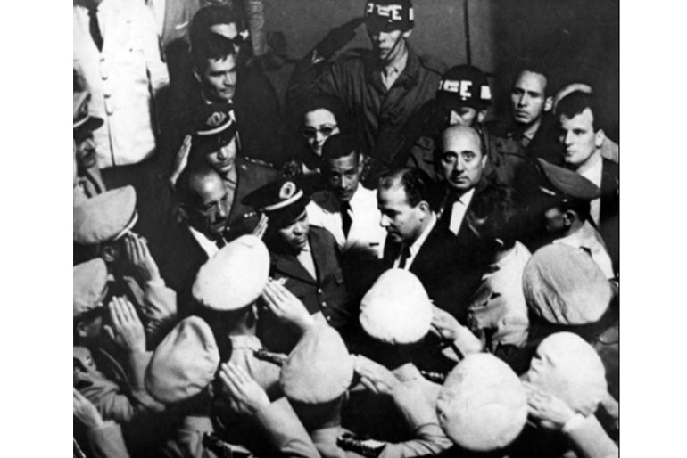Sargentos prestam continência ao presidente da República, João Goulart, quando de sua chegada ao Automóvel Clube, em 30/03/1964